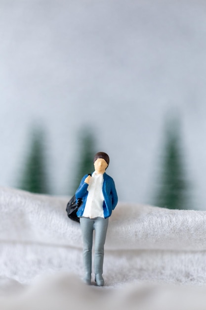 Foto donna di persone in miniatura viaggio in inverno