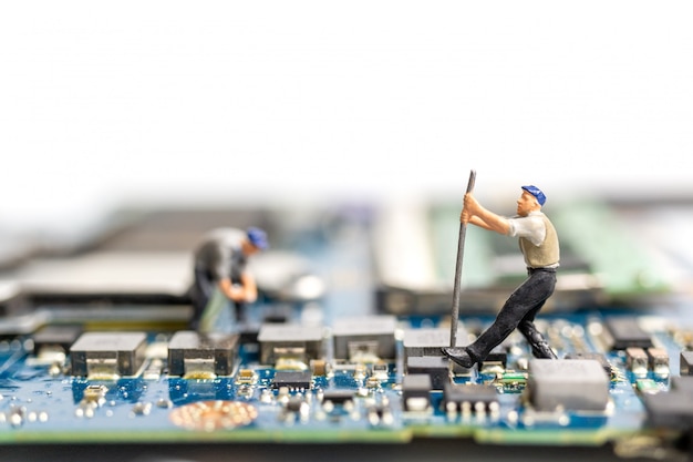 Persone in miniatura che lavorano sulla scheda cpu