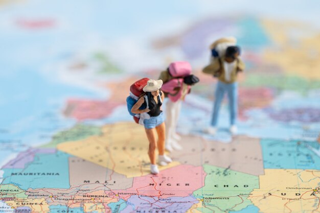 Photo miniature peoplebackpacker enjoy to discovery journey travel at amazing on world map