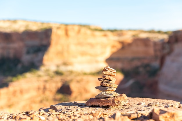 Foto miniatura di montagna di pietra con sfondo sfocato