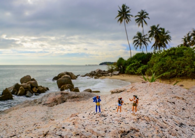ビンタン島の美しいビーチでのミニチュアサバイバルフィギュアキャラクターおもちゃキッズ