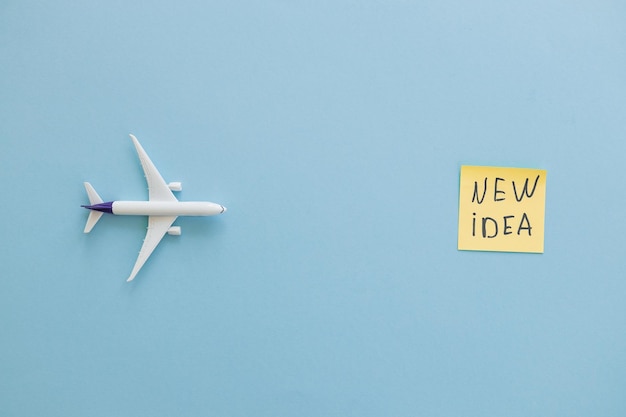 写真 色の背景と単語の新しいアイデア 飛行機で旅行のミニチュアおもちゃの飛行機