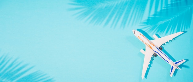 Photo miniature toy plane with shadows