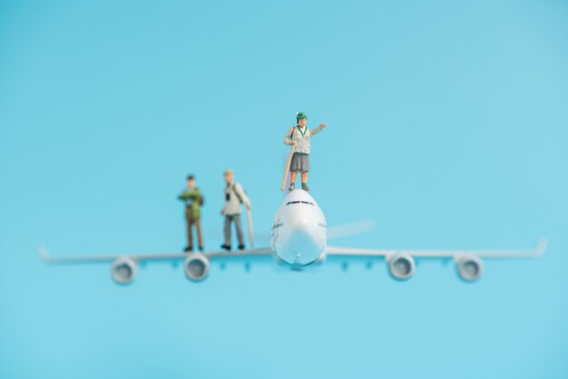 Viaggiatore in miniatura sul modello di aeroplano