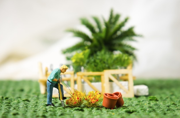 miniatuur figuur man aanplant boom tuinieren aanplant concept