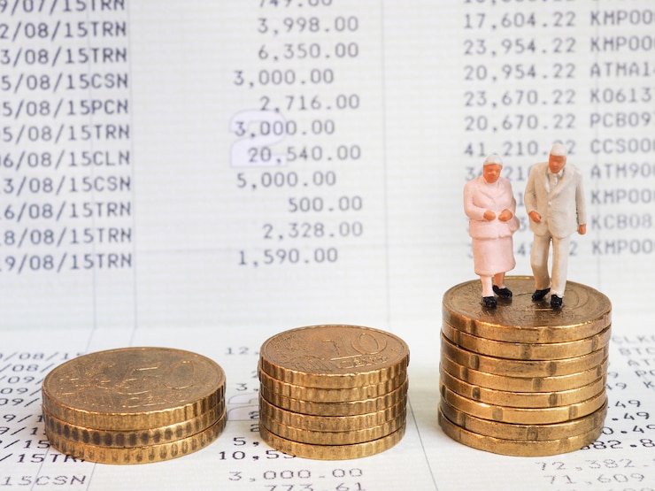 Miniatuur hogere paartribune op stapel van Euro muntstukken. Pensioen planning concept.