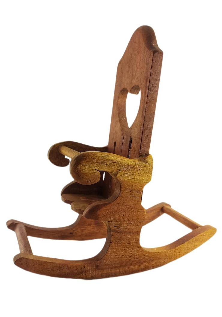 Foto miniatuur houten schommelstoel miniatuur schommel stoel speelgoed op witte achtergrond
