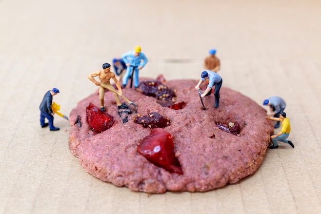 Foto miniatuur mensen: bouwvakkers op cookies