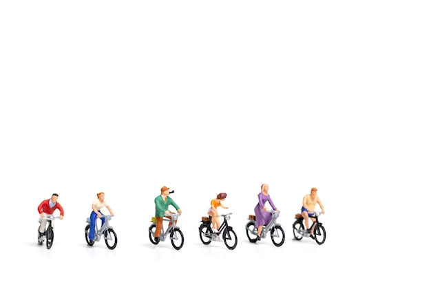 Miniatuur mensen: Friend Group ride fiets isoleren op witte achtergrond