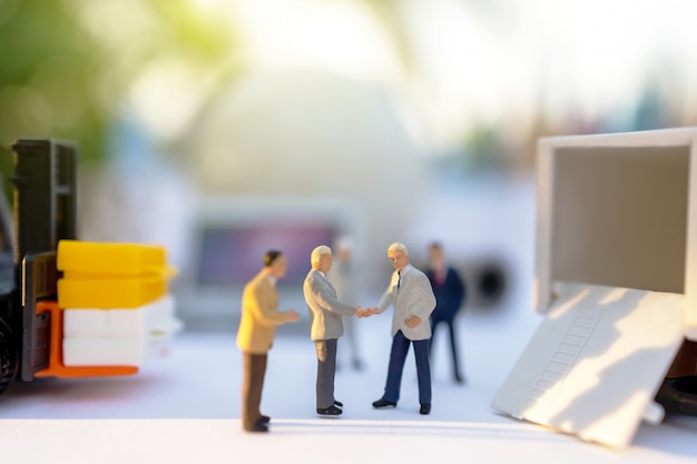 Miniatuur mensenhanddruk voor de bezorgdienst van lader.