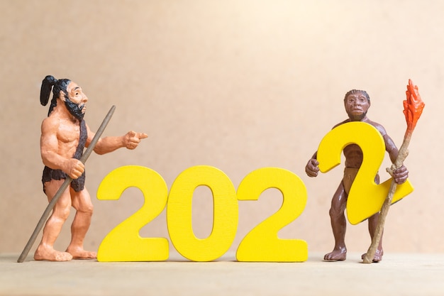 Miniatuur primitieve mensen die het nieuwe jaar 2022 vieren, gelukkig nieuwjaarsconcept