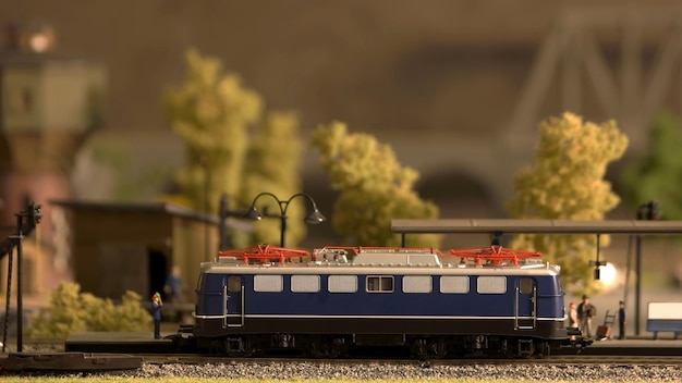 Miniatuur retro treinmodel op een station.