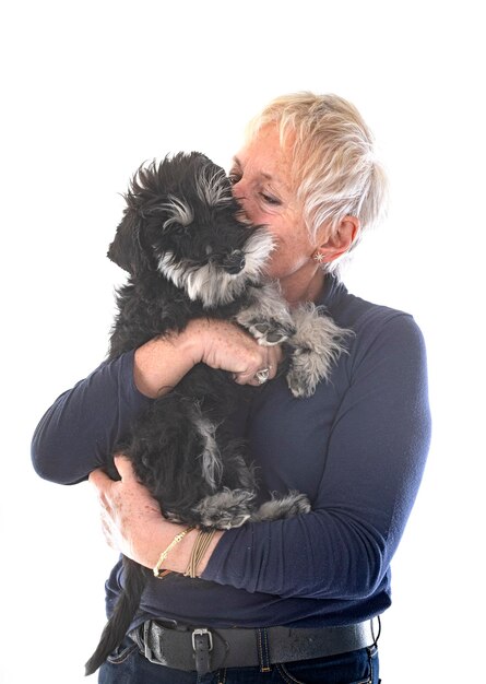 miniatuur schnauzer en vrouw voor een witte achtergrond