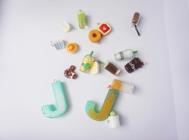 Foto miniatuur voedsel en alfabet gemaakt van klei en hars met kleurrijke speelgoed op witte achtergrond