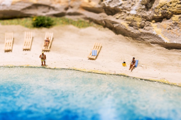 Miniatuur wereld van mensen op het strand