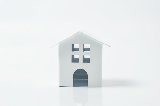 Miniatuur wit stuk speelgoed huis op witte achtergrond