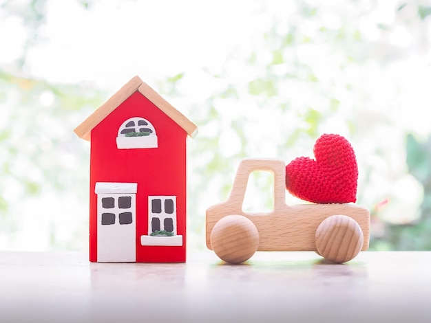Foto miniatuurhuis en houten speelgoedauto concept om geld te besparen voor het kopen van een huis en auto