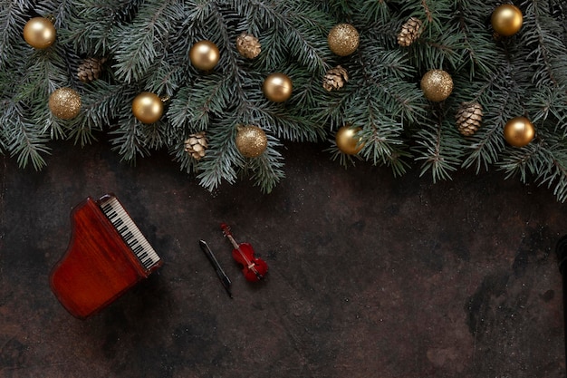 Miniatuurkopieën van de piano en viool met gouden kerstdecor Kerstmis Nieuwjaarsconcept Top view closeup