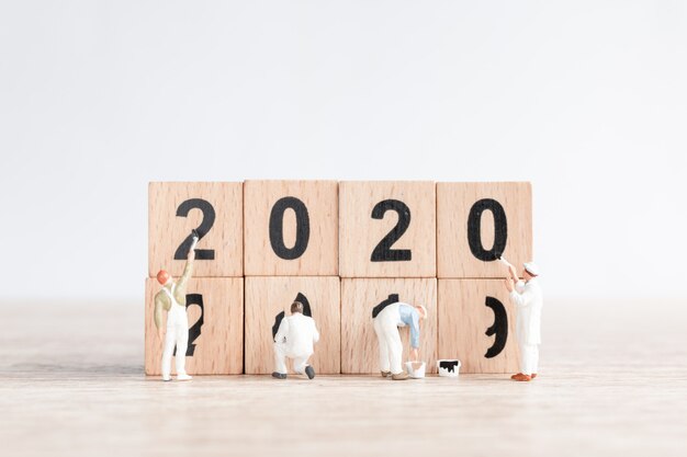 Miniatuurmedewerkersteam geschilderd nummer 2020 en verwijder nummer 2019