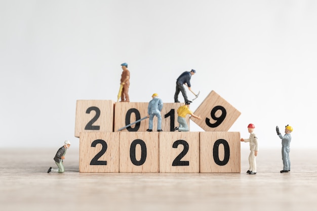 Miniatuurmedewerkersteam maakt nummer 2020