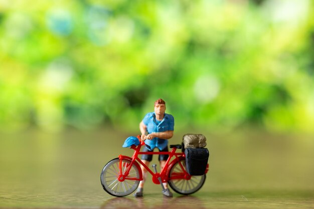 Miniatuurmensen die zich met fiets bevinden Het concept van de Wereldfietsdag