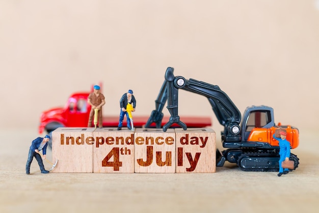Miniatuurmensen Groep mensen die de Onafhankelijkheidsdag van Fourth of July in de Verenigde Staten vieren