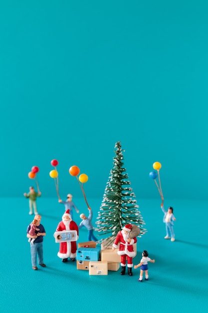 Miniatuurmensen, Kerstman levering geschenkdoos voor kinderen, Kerstmis en Gelukkig Nieuwjaar concept.