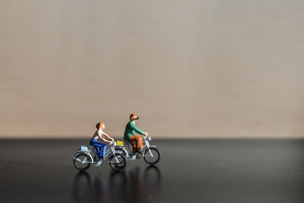 Miniatuurmensen: reizigers die fietsen