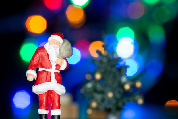 Miniatuurmensen, Santa Claus-draagtas, Kerstmis en Gelukkig Nieuwjaarconcept.