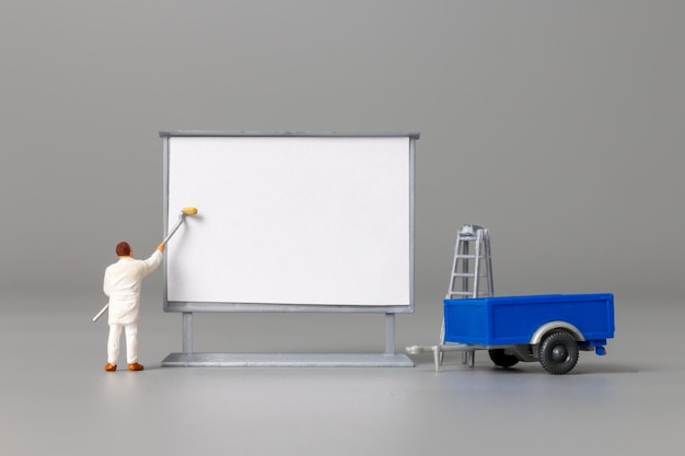 Miniatuurmensen Schilder aan de voorkant van een whiteboard en ruimte voor tekst