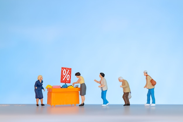 Miniatuurmensen, Shoppers met kortingsbakje voor het kopen van afgeprijsde artikelen