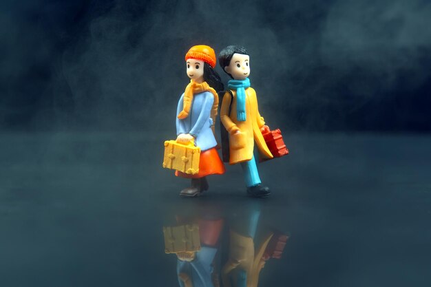 Miniatuurmensenfiguren voor het spel romantisch stel jonge mensen jongen en meisje die samen wandelen