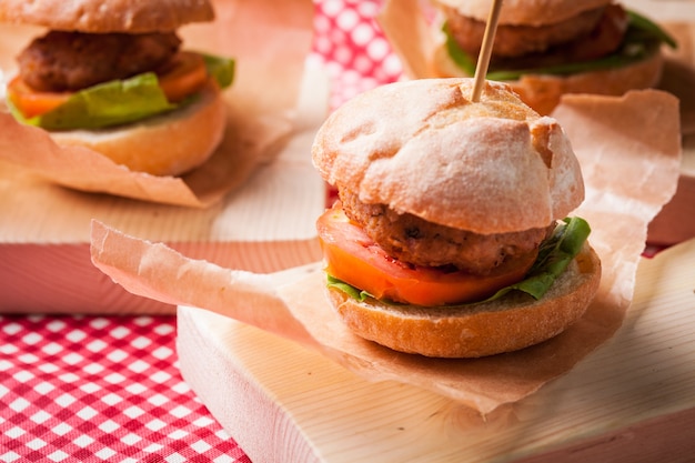 Miniburgers met tomaat, sla en vleeskotelet