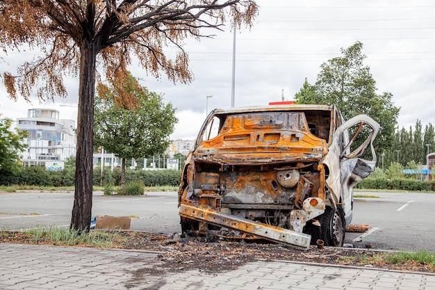 Minibus na brand verbrande carrosserie en interieur van de auto Verbrande roestige auto na brand of ongeval Auto na de brand misdaad van vandalisme rellen Brandstichting auto Ongeval op de weg door te hard rijden