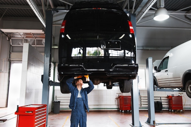 Foto servizio di manutenzione minibus in garage