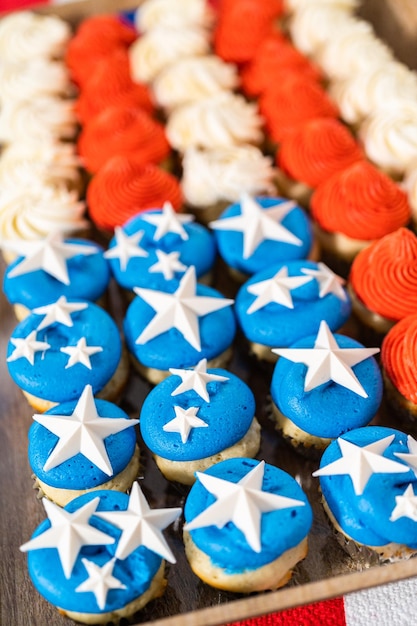 Foto minicupcakes met amerikaanse vlag