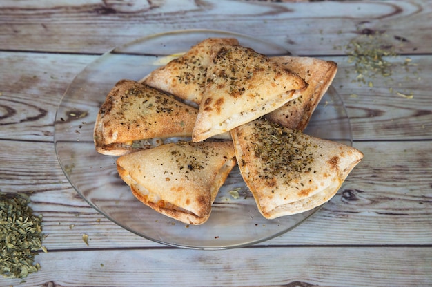 Foto minidriehoeken knoflookbrood met kaas