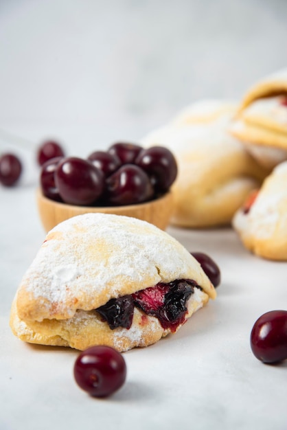 Minikoekjes met kers op grijze achtergrond