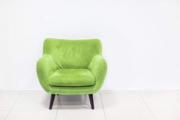 Foto minimaal concept van woonbinnenland met felgroene fauteuil