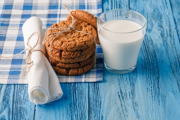 Minimaal gezond ontbijt met haver en melkglas