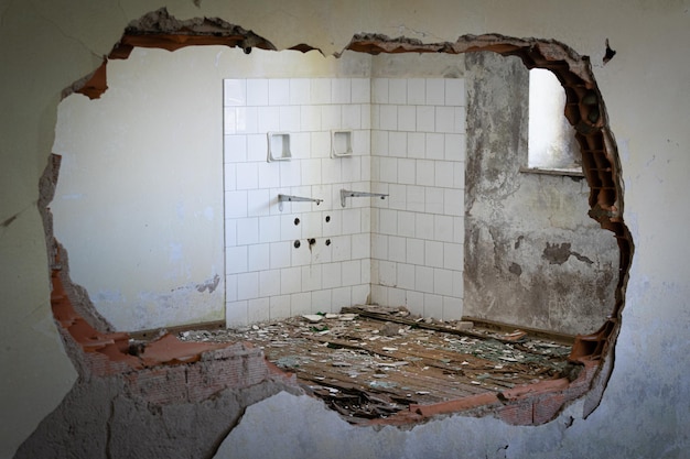 Minimaal interieur van verlaten gebouw, gebroken muur