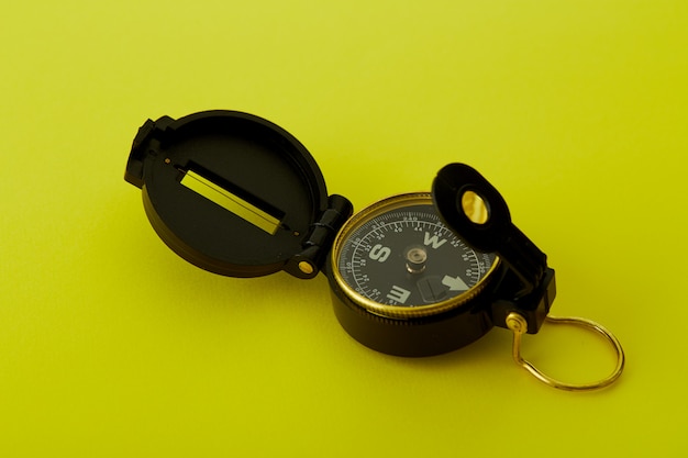 Photo minimal compass on bright yellow background