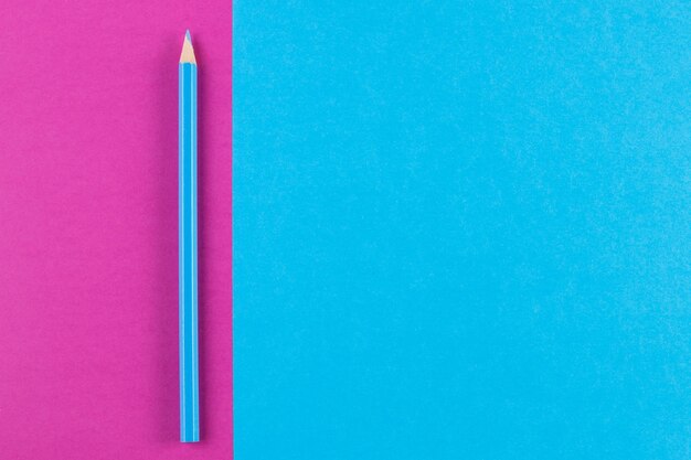파란색 연필을 사용하여 최소한의 창의적인 색상 용지 기하학 평면 배치 구성 배경