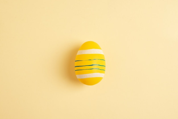 Минимальный пасхальный макет с желтым яйцом