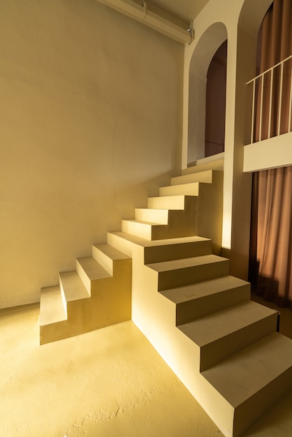 Минимальная сцена пустого пространства с желтой лестницей и стеной в тени для фотосессии / концепция студии / горчично-желтая тема / уличная студия / современный минималистичный стиль