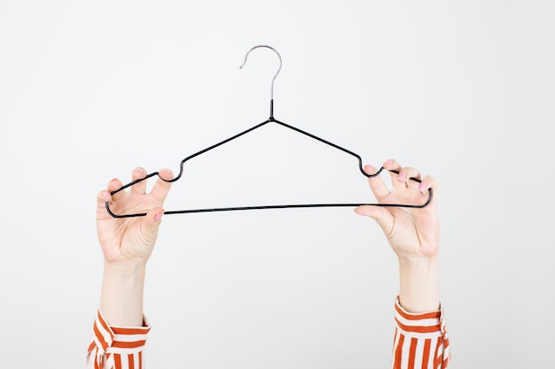 Photo minimal fashion stylist or buyer concept nothing to wear cloth hanger and woman hand