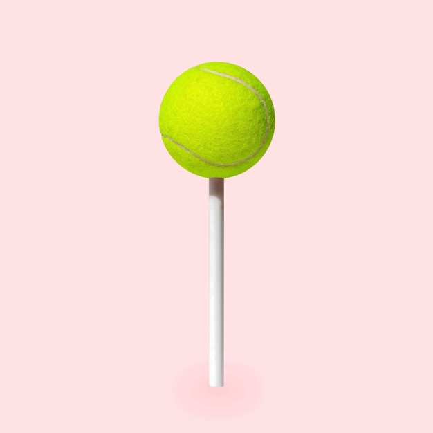 Foto minimal divertente pallina da tennis pop art come caramelle su un bastone poster divertente minimo su sport e dessert