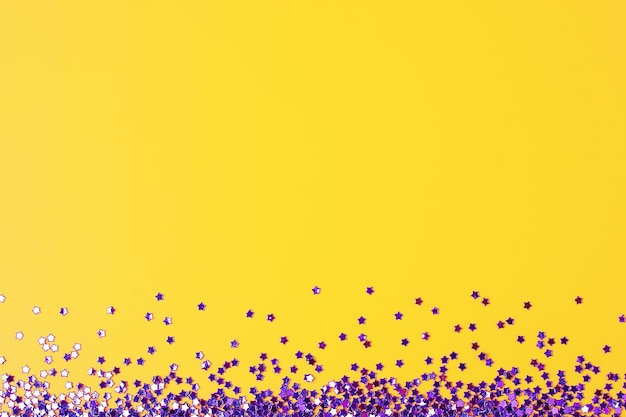 Photo minimal holiday background with confetti on yellow