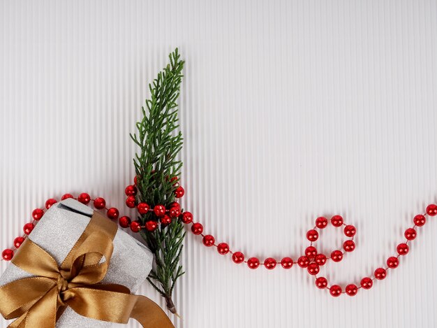 Foto minimo concetto di vacanza. composizione semplice per il nuovo anno. carta. albero di natale con perline rosse