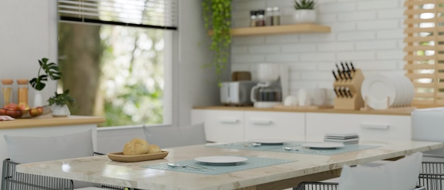 Sala da pranzo modello minimale con tavolo da pranzo e sfondo cucina stoviglie